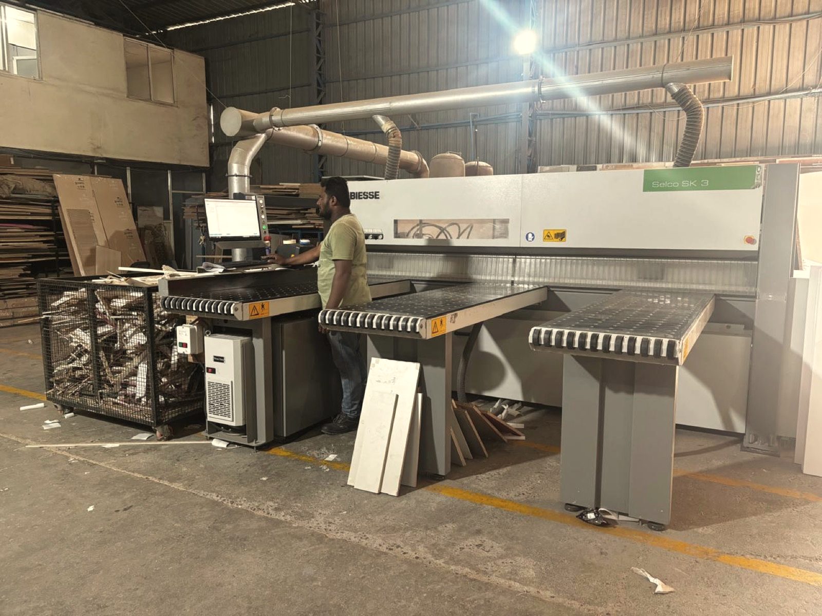 Beam saw with an operator in the OutDo woodwork unit