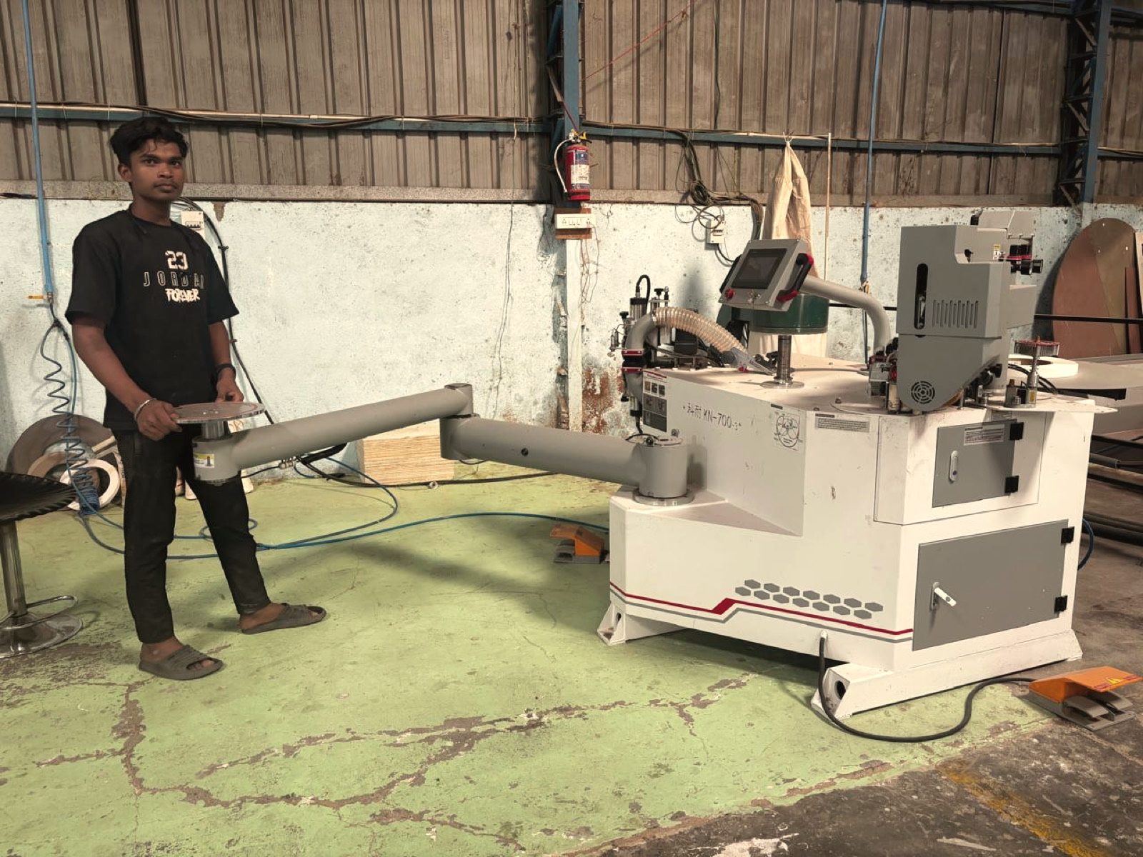 Curvilinear edge-bander with an operator in the OutDo factory