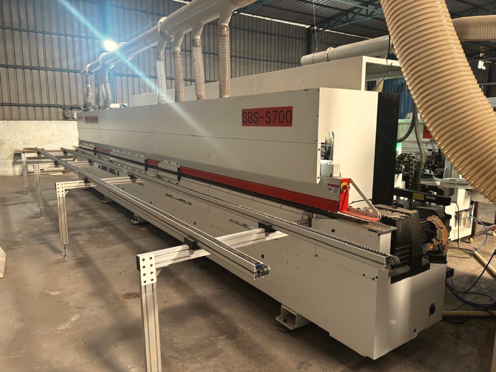 Profile edge-bander that forms handleless shutters in the OutDo factory