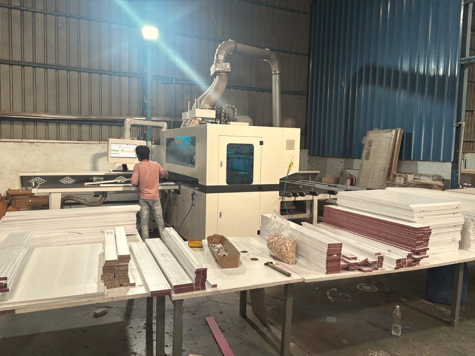 Six-side drilling machine with an operator in the OutDo woodwork unit